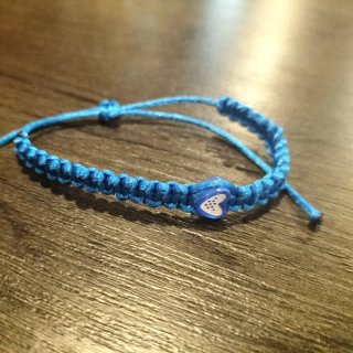 Pulsera de macramé azul con corazón. Hecha a mano