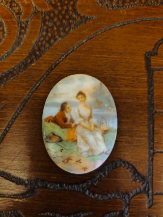 Broche Medallón Porcelana Escena Galante