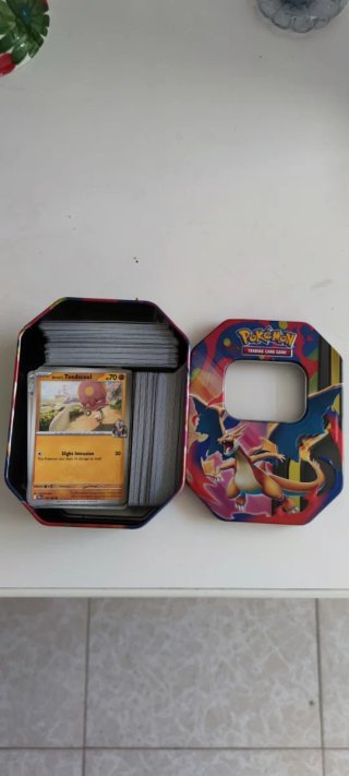 Lote 2 Latas Pokémon Charizard y 720 Cartas