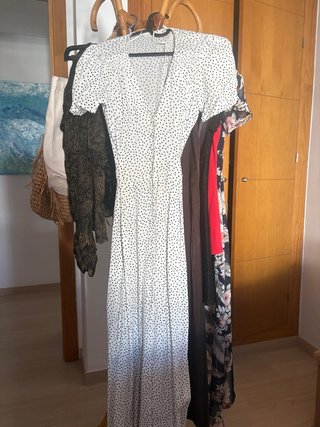 Vestido blanco con topos negros