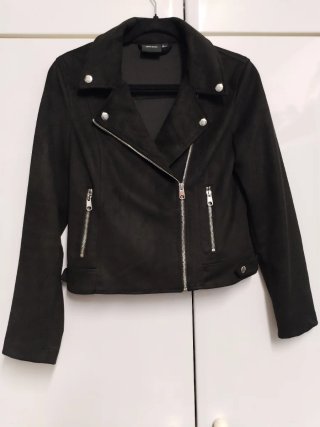 Chaqueta negra estilo motero