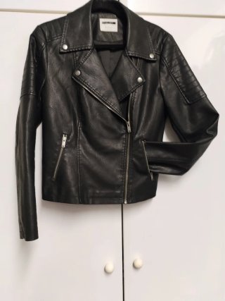Chaqueta de polipiel negra