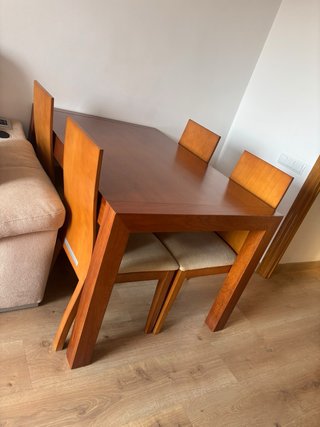 Conjunto Comedor: Mesa, 4 Sillas y Muebles