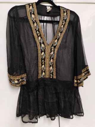 Camisa de gasa negra con adornos dorados