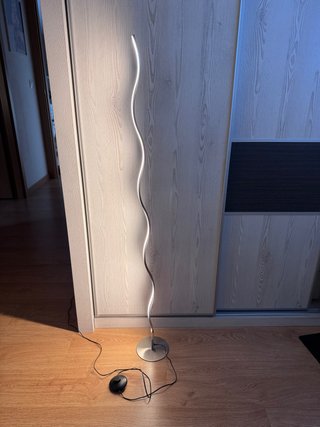 Lámpara de pie LED ondulada