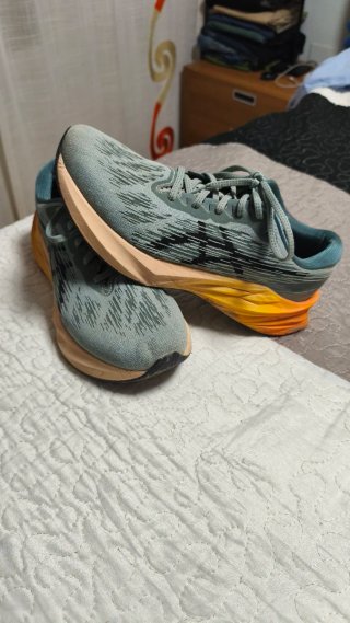 Zapatillas Running Asics novablast 3