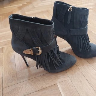 Botines Guess grises con Flecos