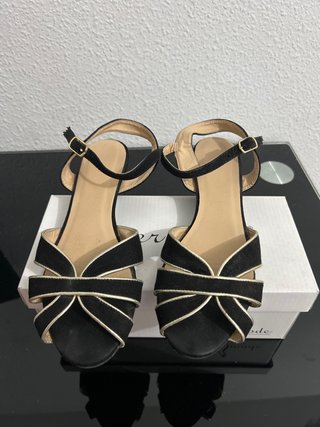 Sandalias de tacón mini negras y doradas