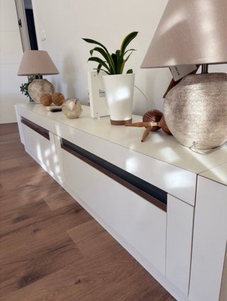 Mueble de televisión blanco