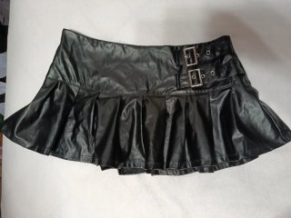 Falda corta negra efecto piel