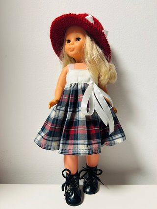 vestido de cuadros y sombrero