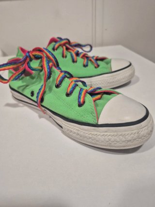 Zapatillas Converse Verdes con interior rosa flúor