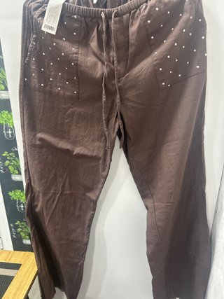 Pantalón Marrón con Tachas