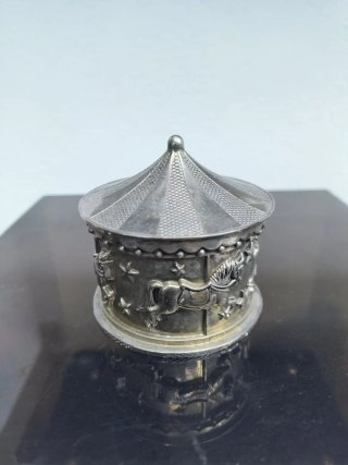 Caja de música Birks chapada en plata