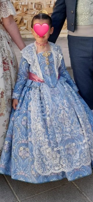 Traje de fallera para niña talla de 3 a 9 años.
