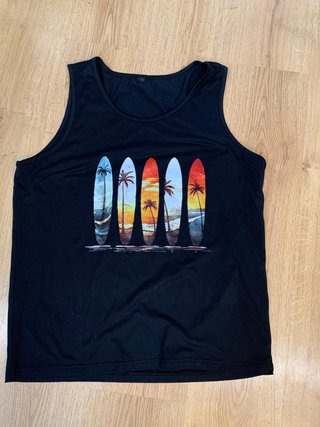Camiseta sin mangas negra con tablas de surf