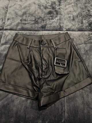 Pantalón corto de polipiel negro