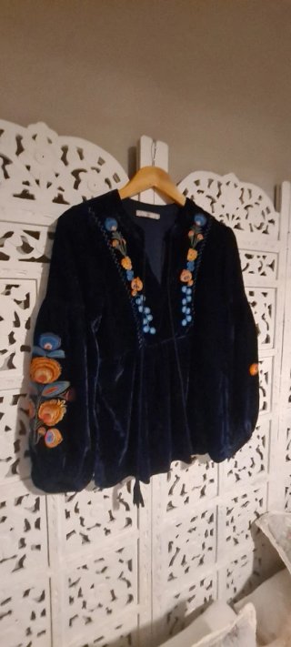 Blusa de terciopelo azul con bordados. Muy bonita.