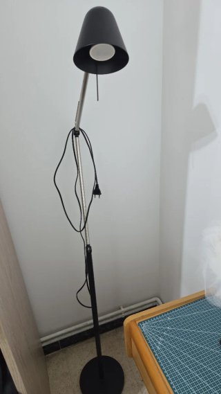 Lámpara de pie negra y metálica