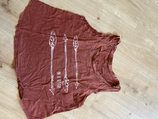 Camiseta de tirantes marrón con estampado