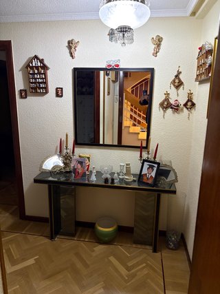 Entrada recibidor con espejo y consola
