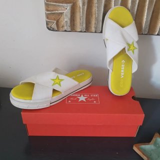 Sandalias Converse Blancas y Amarillas
