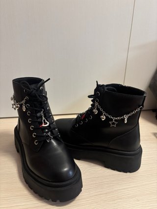 Botas Zara Negras con Cadenas