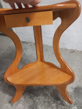 Mesita esquinera auxiliar de madera
