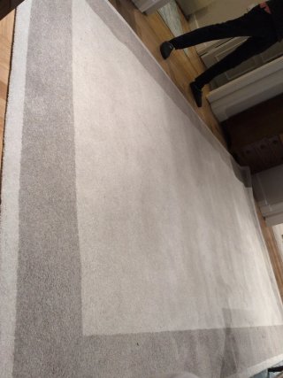 Alfombra moqueta buena de 3,75 x 2,32 metros.