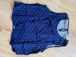 Camiseta Azul con Lunares Blancos
