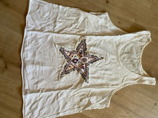 Camiseta de tirantes blanca con estrella