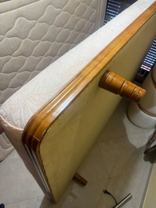 Base Tapizada con Patas de Madera y Colchón