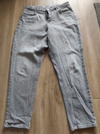 Pantalón Gris con Tachuelas