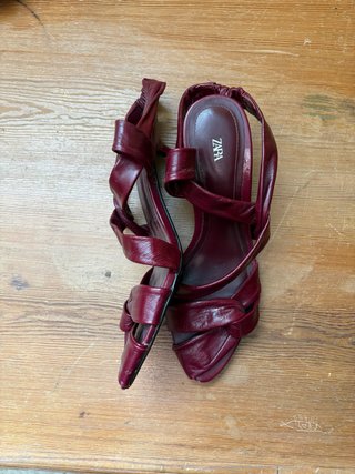 Tacones Burdeos Zara