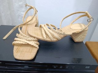 Sandalias de tacón trenzadas beige