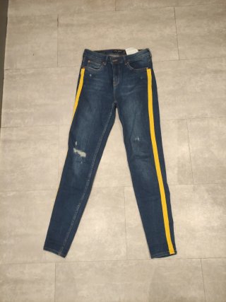 Pantalón vaquero con banda lateral