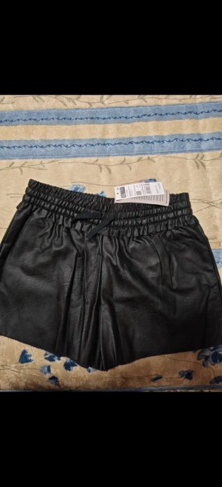 Pantalón corto polipiel niña negro