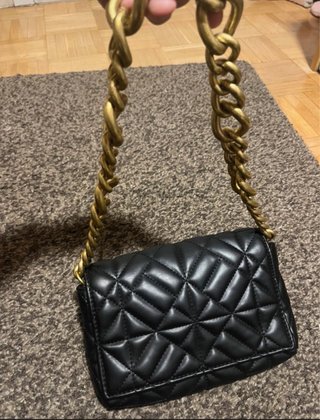 Bolso Negro Acolchado con Cadena Dorada