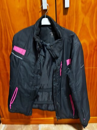 Chaquetón Negro con Detalles Rosa
