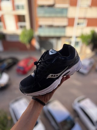 Zapatillas Saucony Negras y Blancas