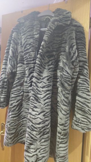 Abrigo de pelo sintético estampado