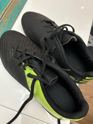 Botines de fútbol Kipsta negros y verdes