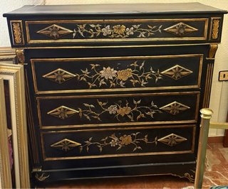 Cómoda de madera con decoración artesanal