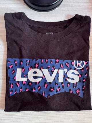 Camiseta Levi's Negra con Logo Estampado
