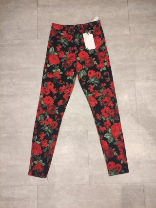 Pantalón con estampado de rosas