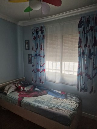 Dormitorio infantil con cama individual