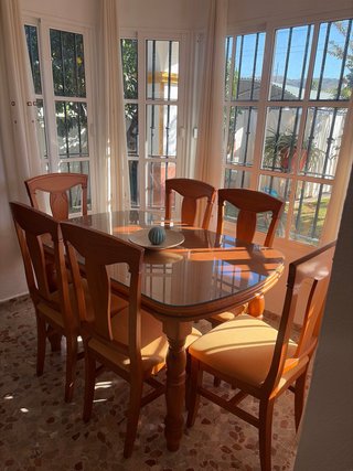Mesa Extensible de Madera y 6 Sillas tapizadas