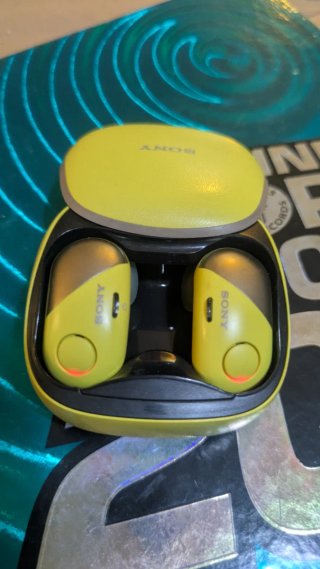 Increíbles y llamativos auriculares Sony WF-SP700N