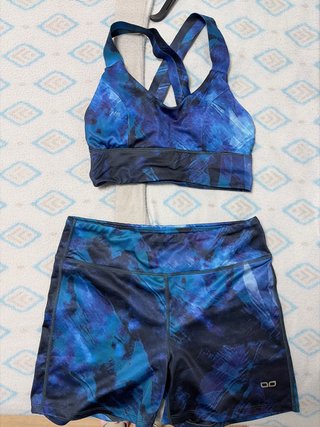 Conjunto deportivo azul y negro
