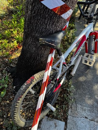 Bicicleta Monty Blanca y Roja, tipo BMX.